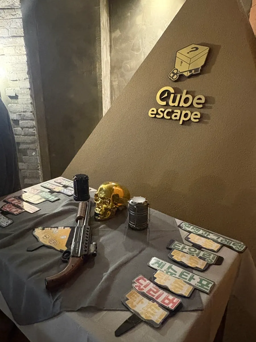 방탈출 테마 선택을 앞둔 매장 내부