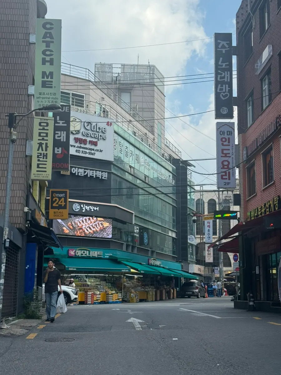 Entrance of Cube Escape Hongdae Branch on the 4th floor of Mugwang Building