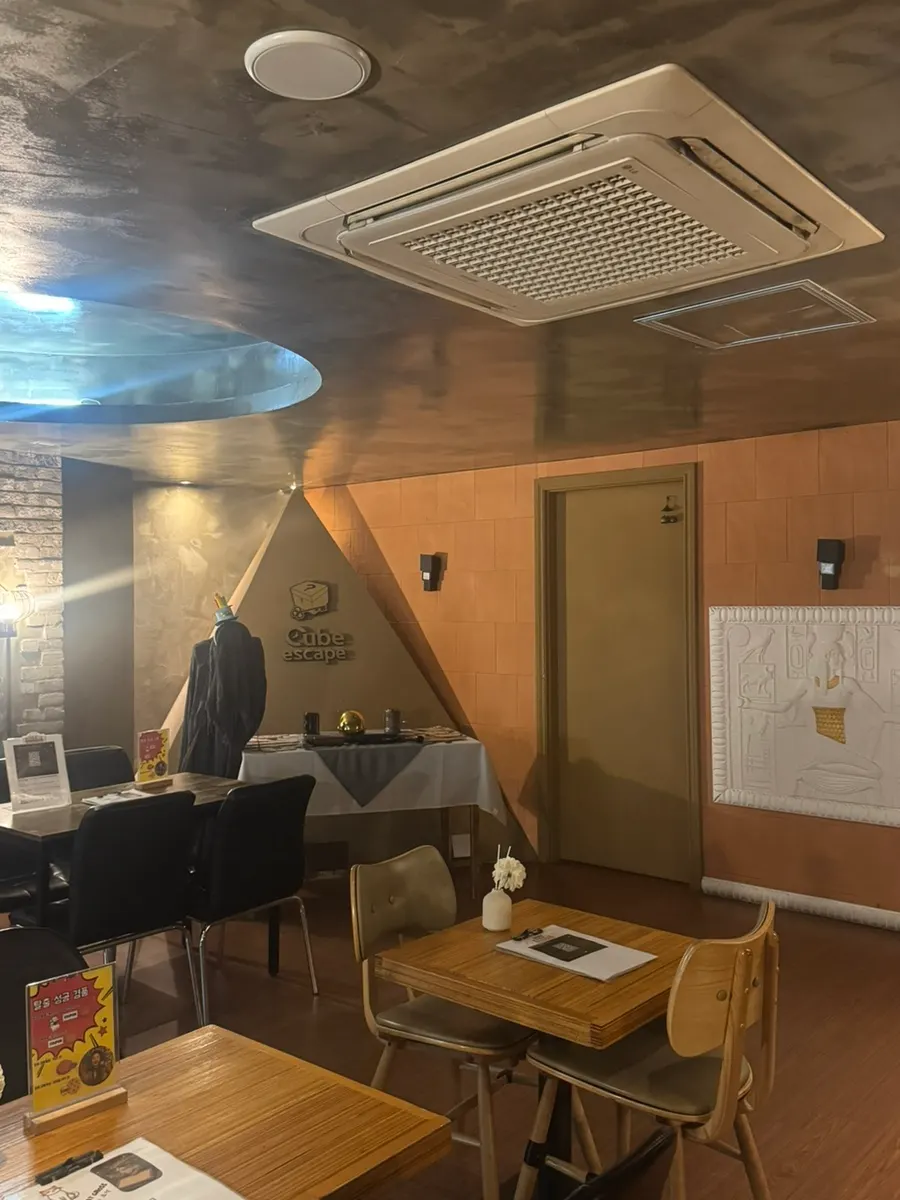 Counter area where guests get briefed before entering