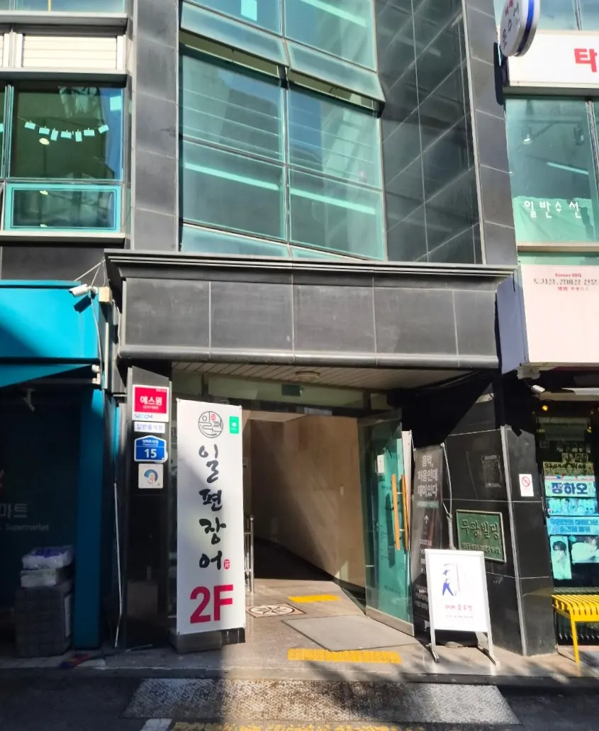 건물 4층으로 올라가는 엘리베이터 앞