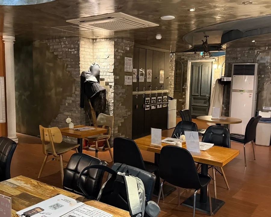 Cube Escape Hongdae Branch waiting area with plenty of tables
