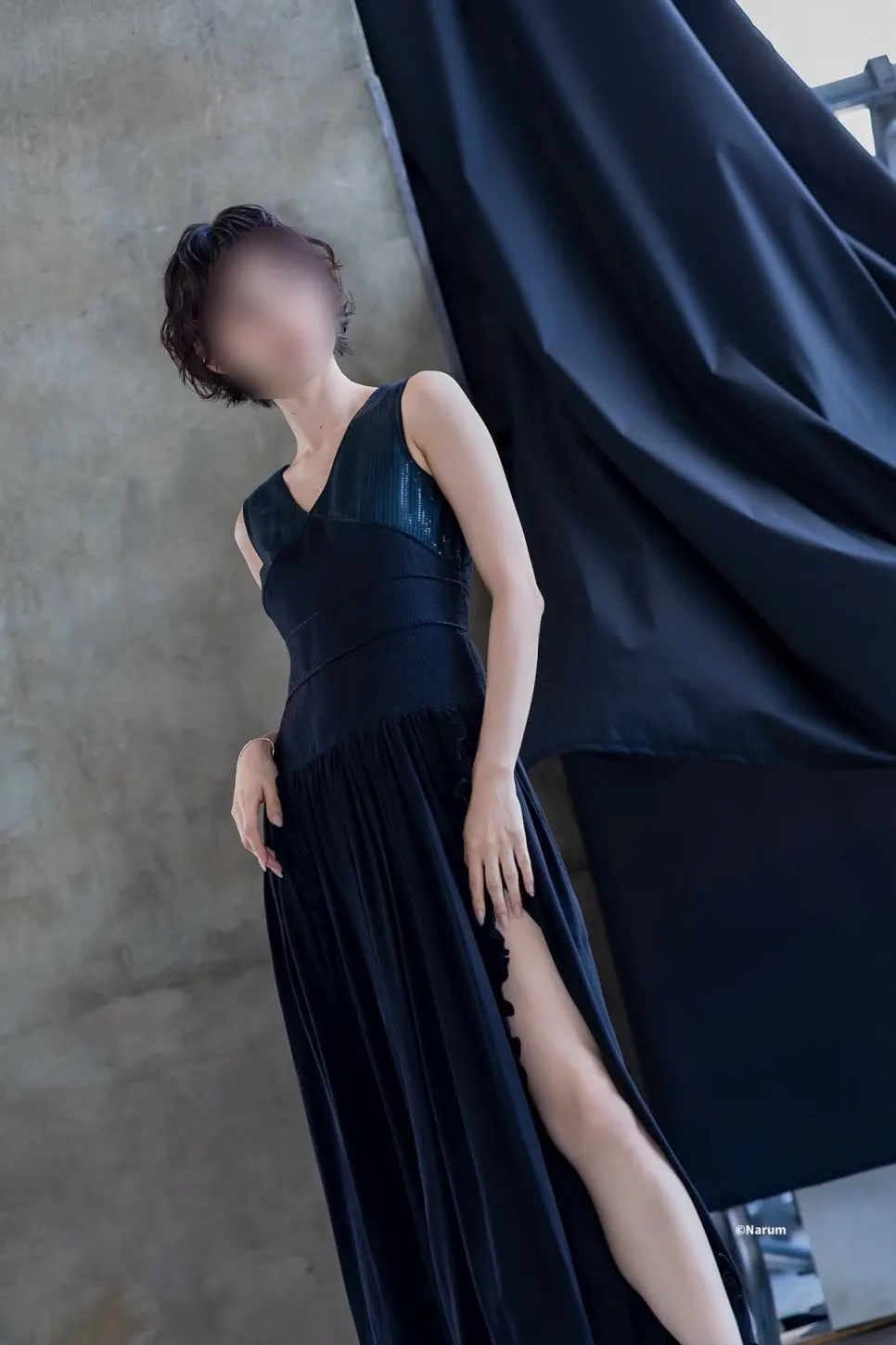 카메라를 고려해 또렷하게 올린 베이스와 색조