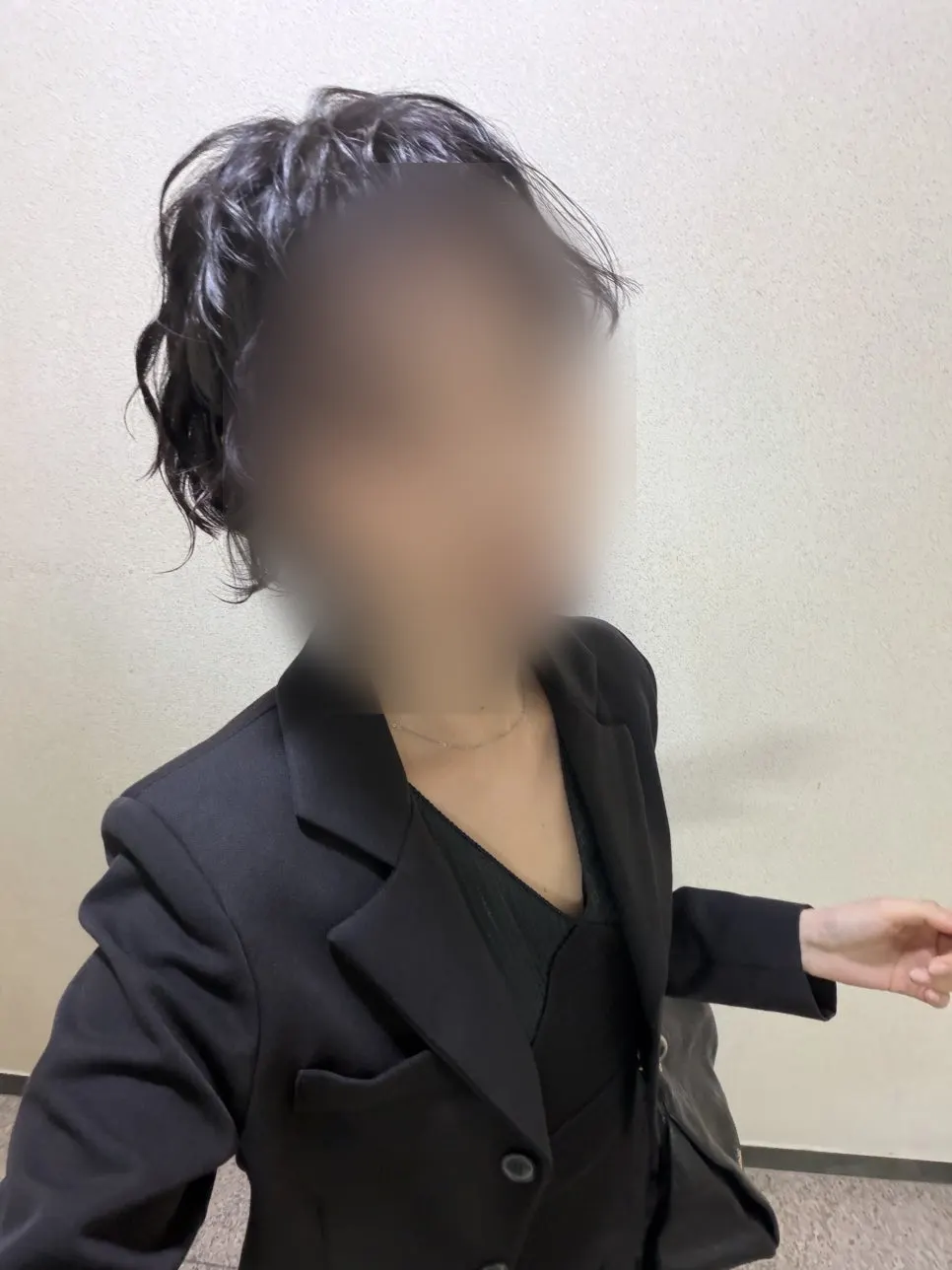 의상에 맞춘 시크한 분위기의 완성 메이크업