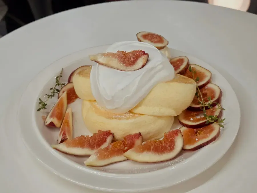 Piring soufflé dengan fig musiman di atasnya