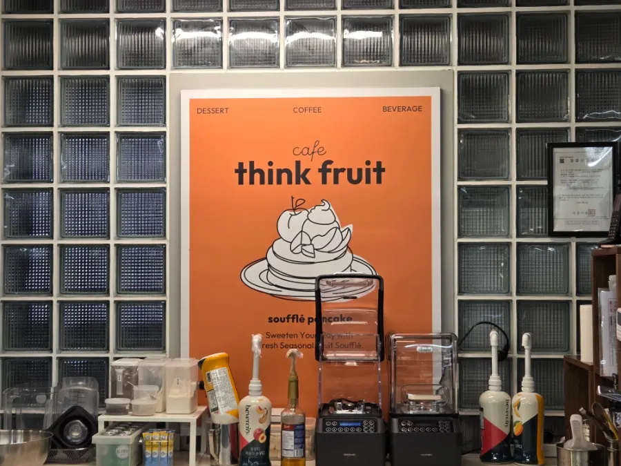 Bagian luar Think Fruit di gang Seogyo-dong