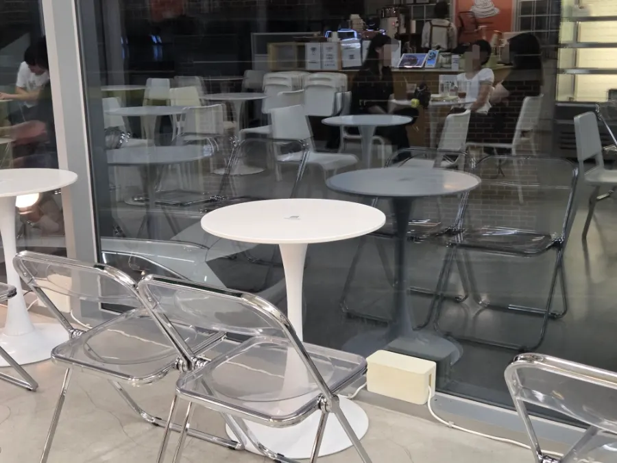 Ruang kafe dengan interior putih yang bersih
