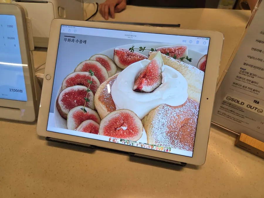 Papan pengumuman menu fig di kafe