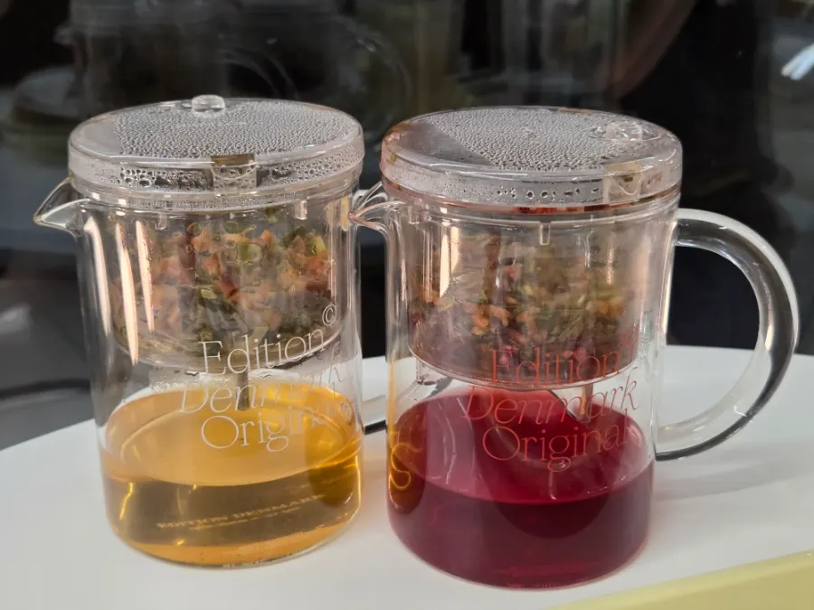 Meja dengan minuman dan dessert tersaji bersamaan