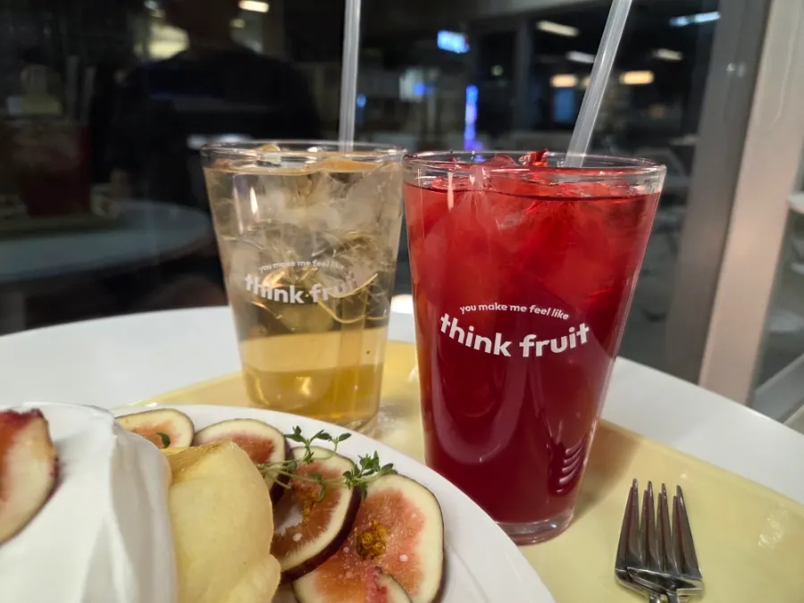Teh hibiscus berry berwarna merah