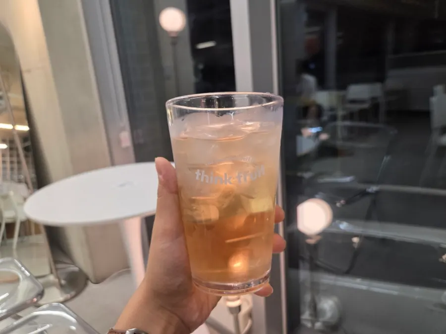 Segelas strawberry mint dingin yang segar