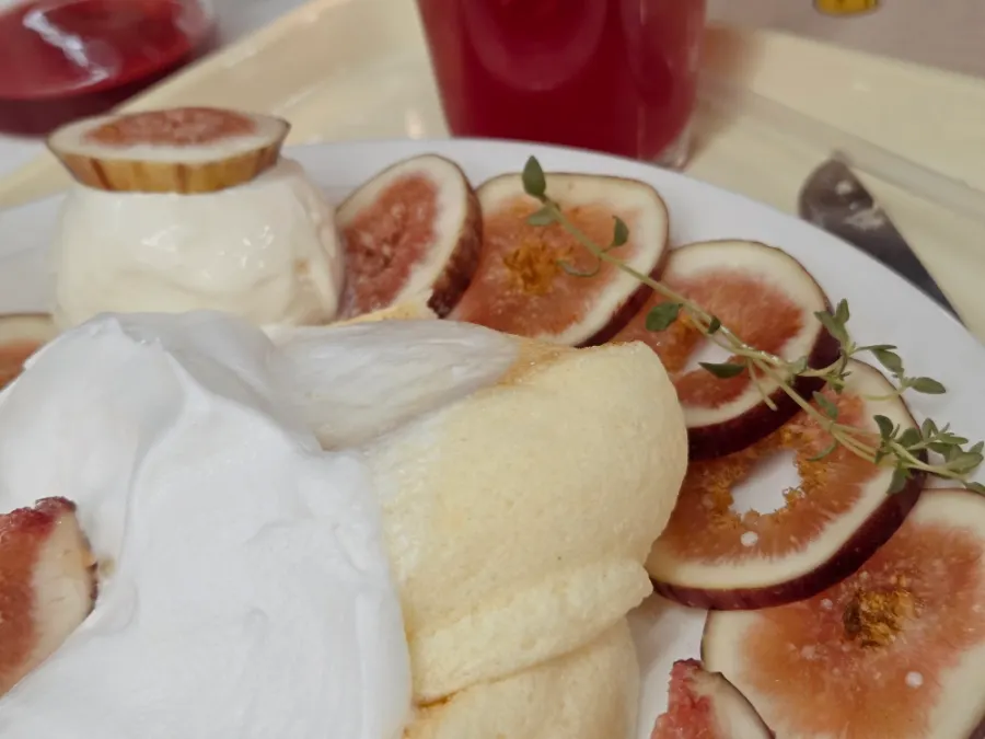 Tiga potong soufflé dengan krim dan fig di atasnya
