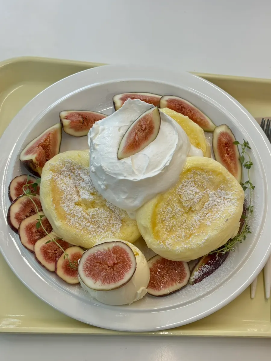 Fig soufflé topped with Häagen-Dazs vanilla ice cream