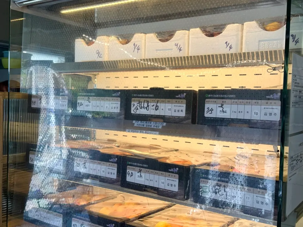 카운터 옆 무화과와 복숭아