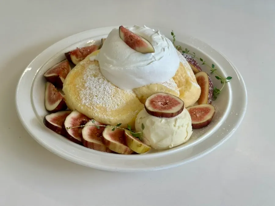 Fig soufflé with three drinks