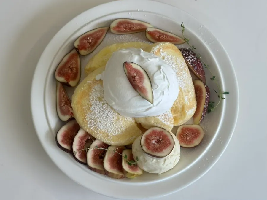 Soufflé piled high with figs