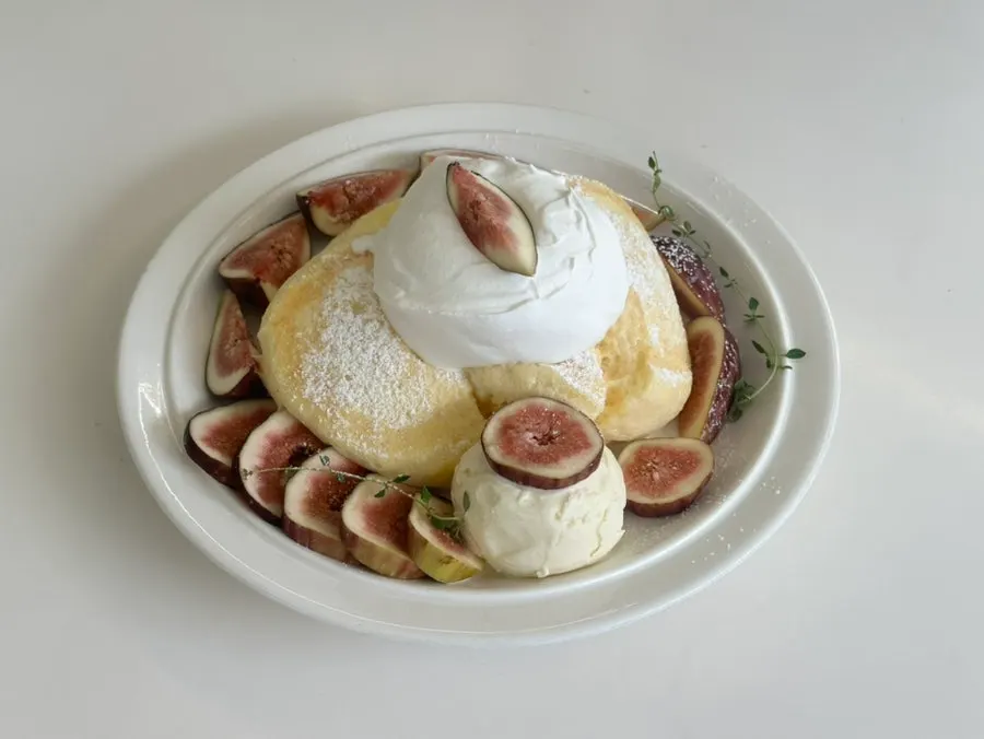 Soft and fluffy fig soufflé