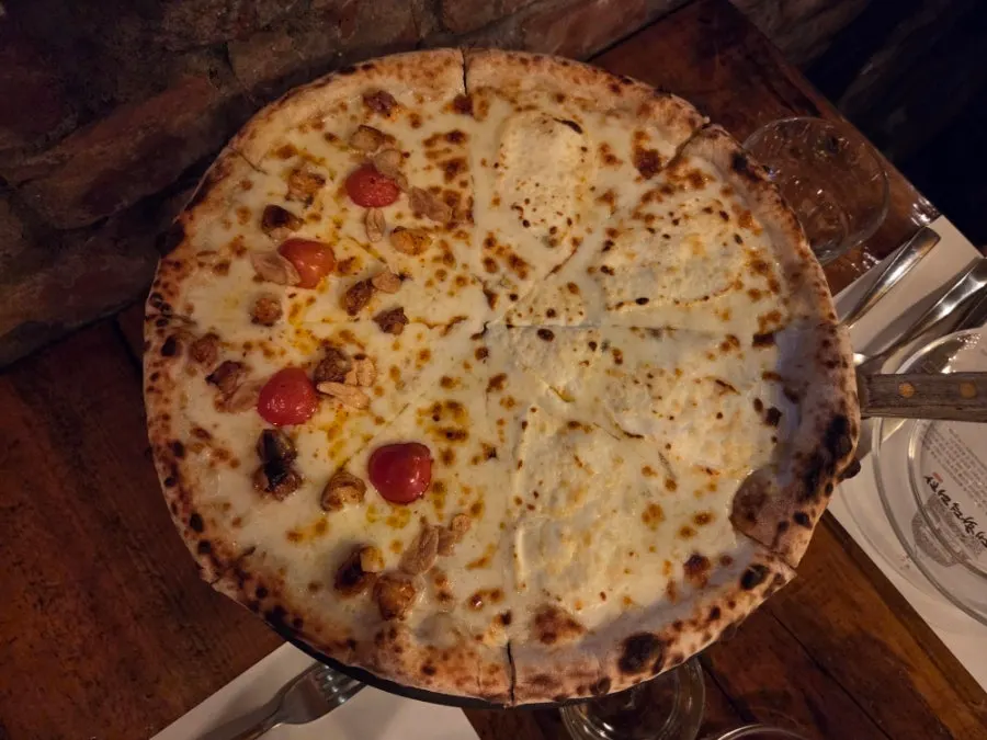 Half-and-half pizza with Croccante and Quattro Formaggi