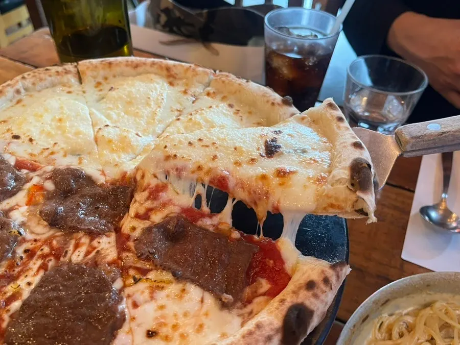 Half-and-half wood-fired pizza with Quattro Formaggi and Manjo