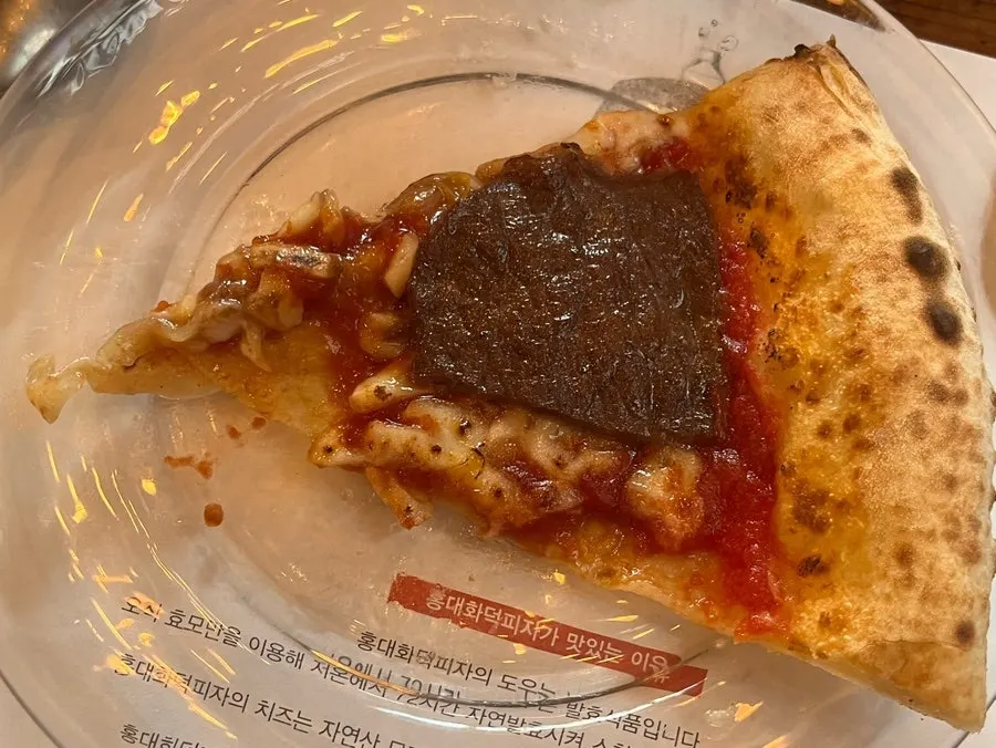 Manjo pizza topped with beef