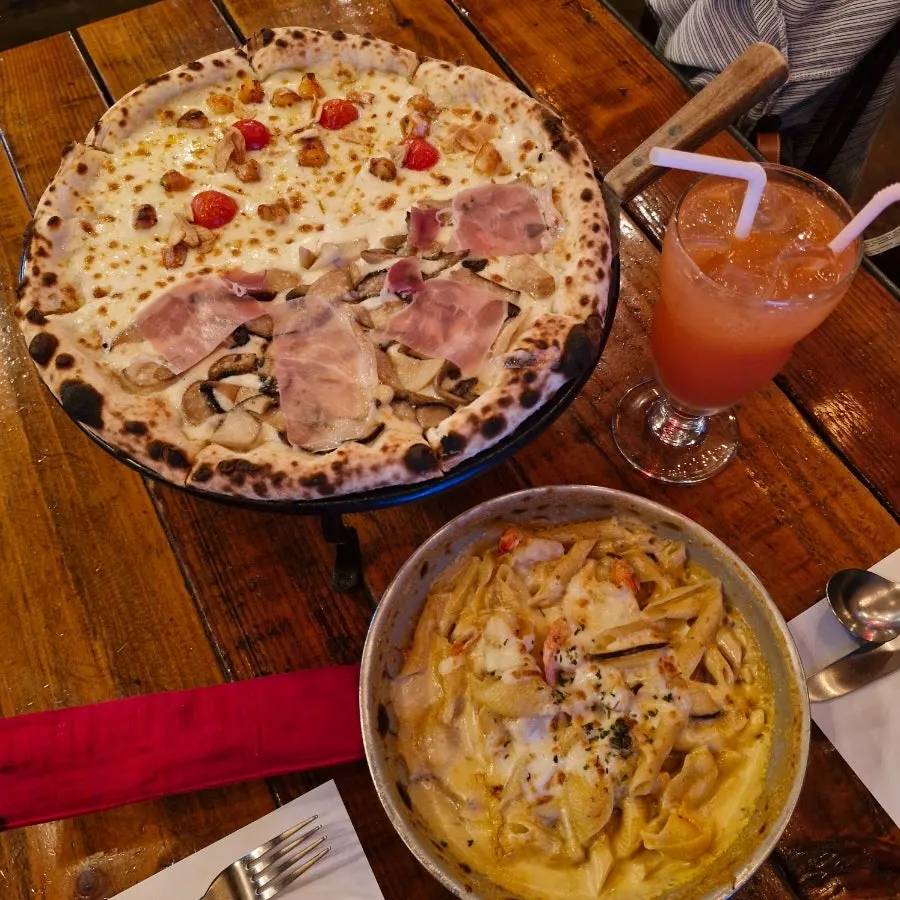 Table set after ordering at Hongdae Hwadeok Pizza