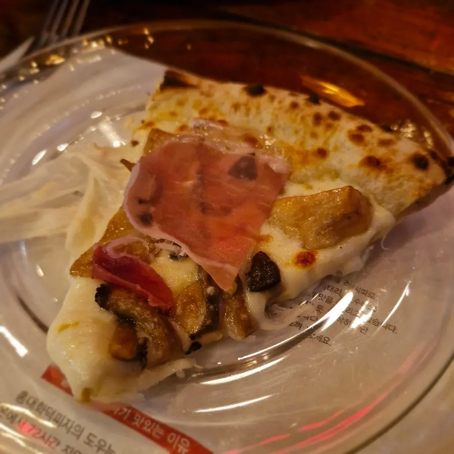 A cheesy slice of croccante pizza