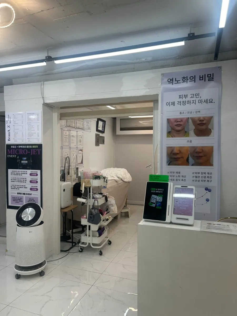 깔끔하게 정돈된 뷰아즈 홍대 매장 내부