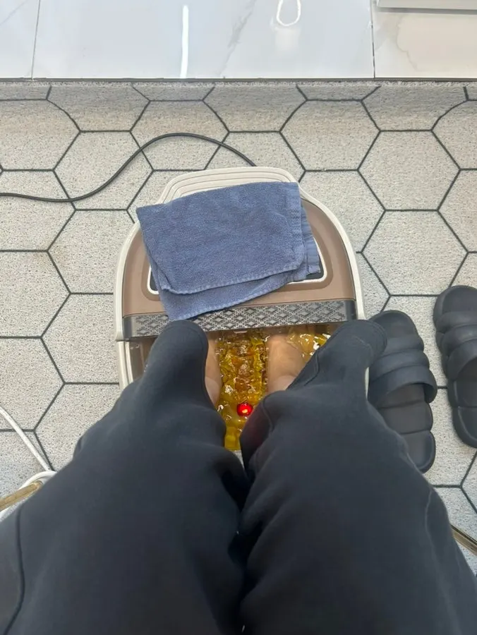 족욕을 준비한 따뜻한 물과 발관리 자리