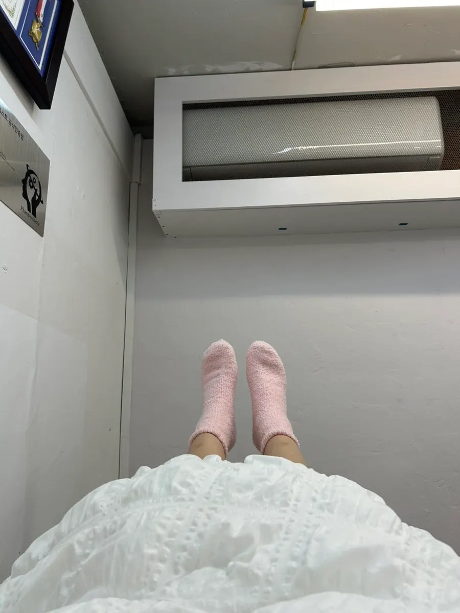 침대에 누워서 받는 발 각질 제거