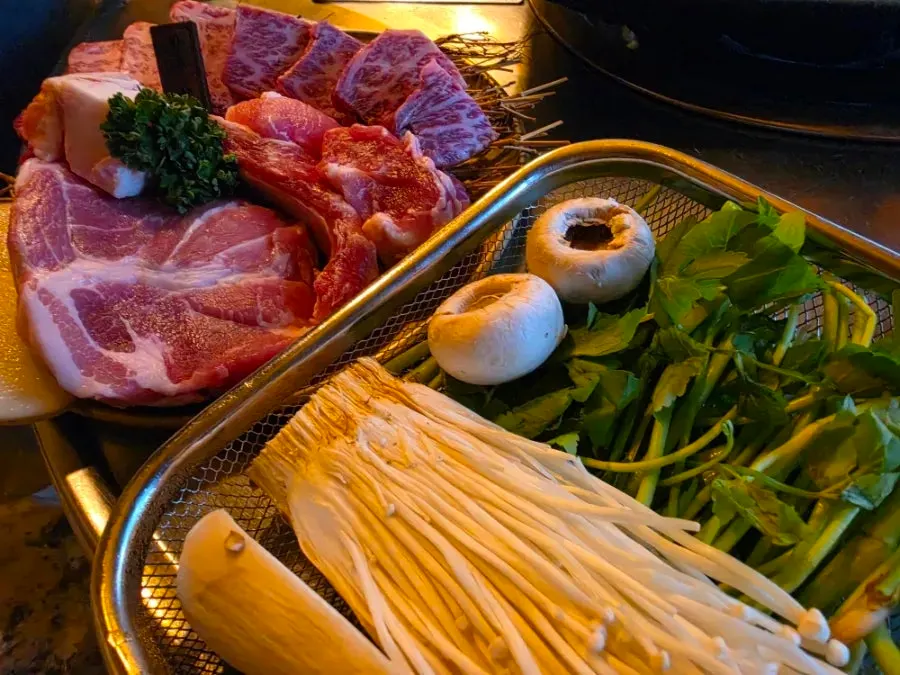 Menu notice for 21-day aged à la carte items