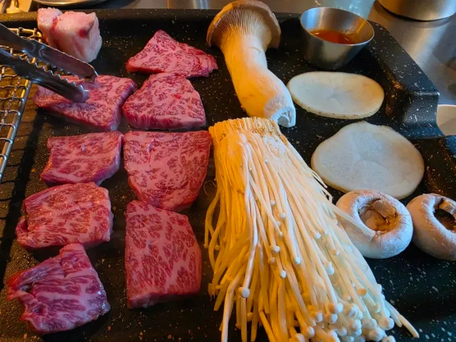 Half-and-half mul-naengmyeon and bibim-naengmyeon