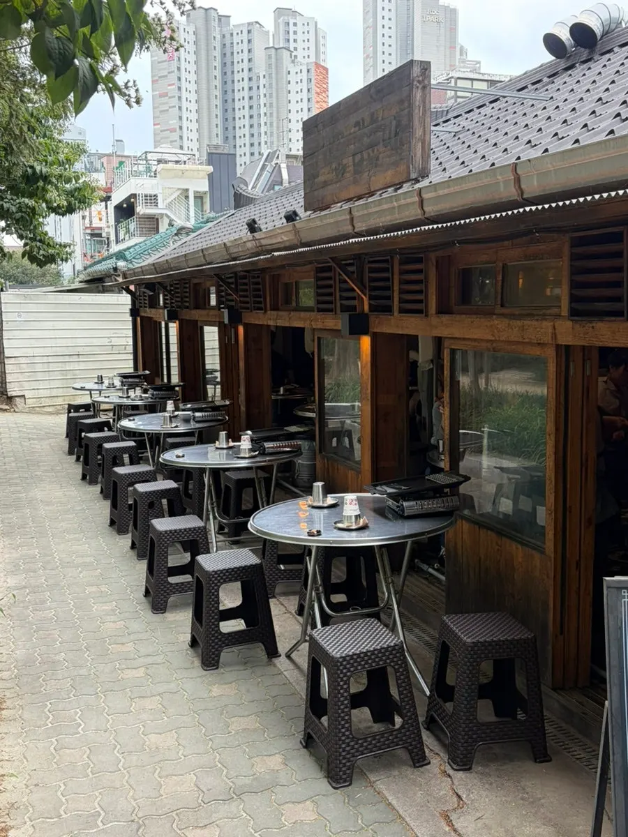 Outdoor terrace seating at Gogikkun Gimchunbae Hongdae Supgil Branch