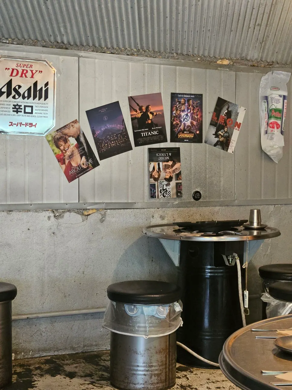Interior of Gogikkun Gimchunbae Hongdae Supgil Branch