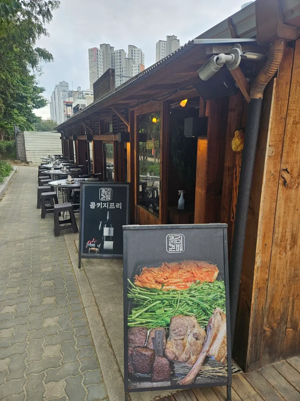 Outdoor tables at Gogikkun Gimchunbae Hongdae Supgil Branch