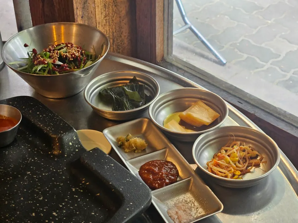 Basic side dishes at Gogikkun Gimchunbae Hongdae Supgil Branch
