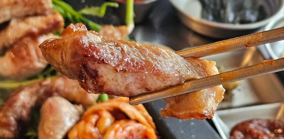 Meat paired with mountain garlic leaves