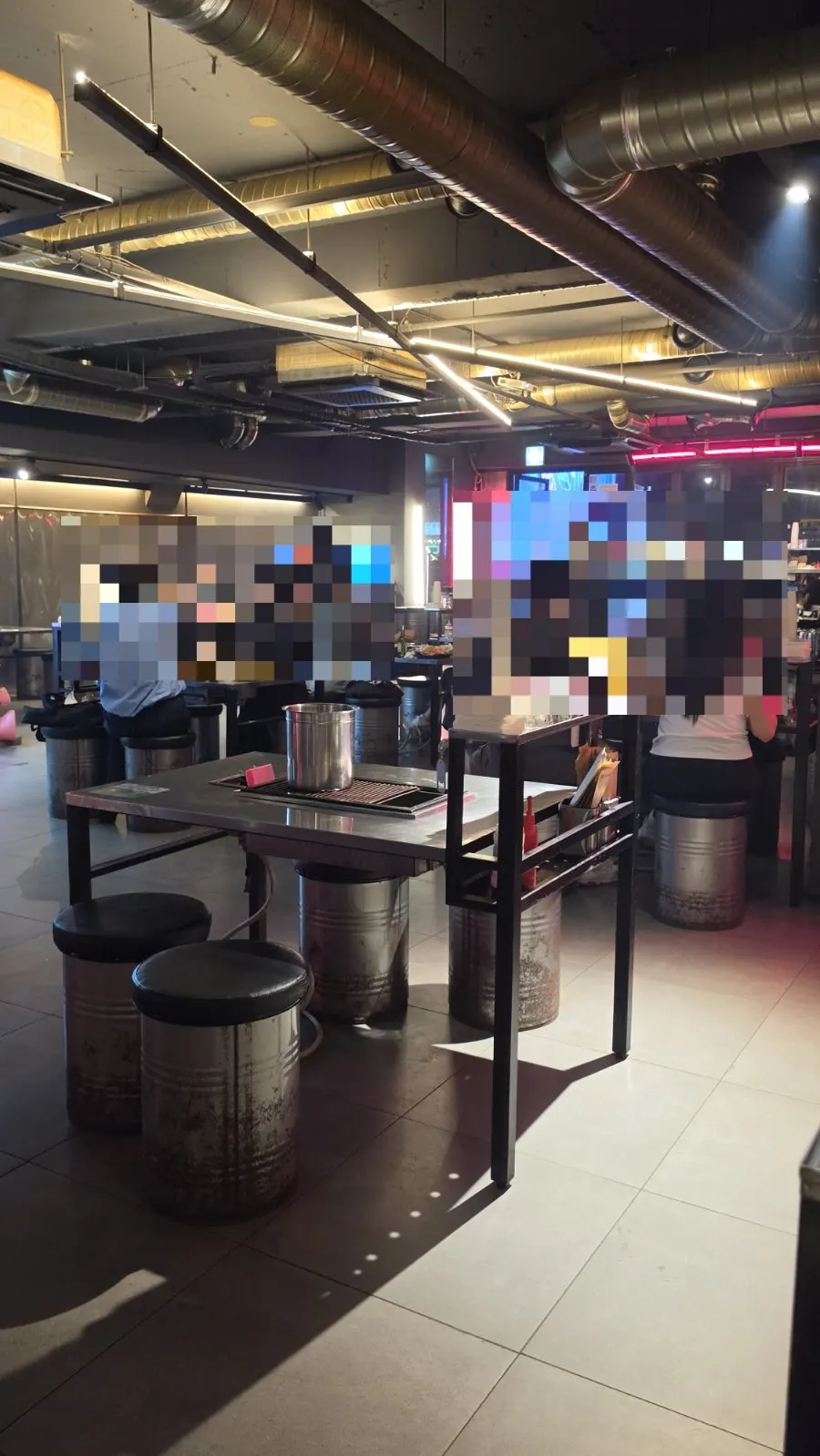 Interior atmosphere at Hawaii Clam Hongdae Branch