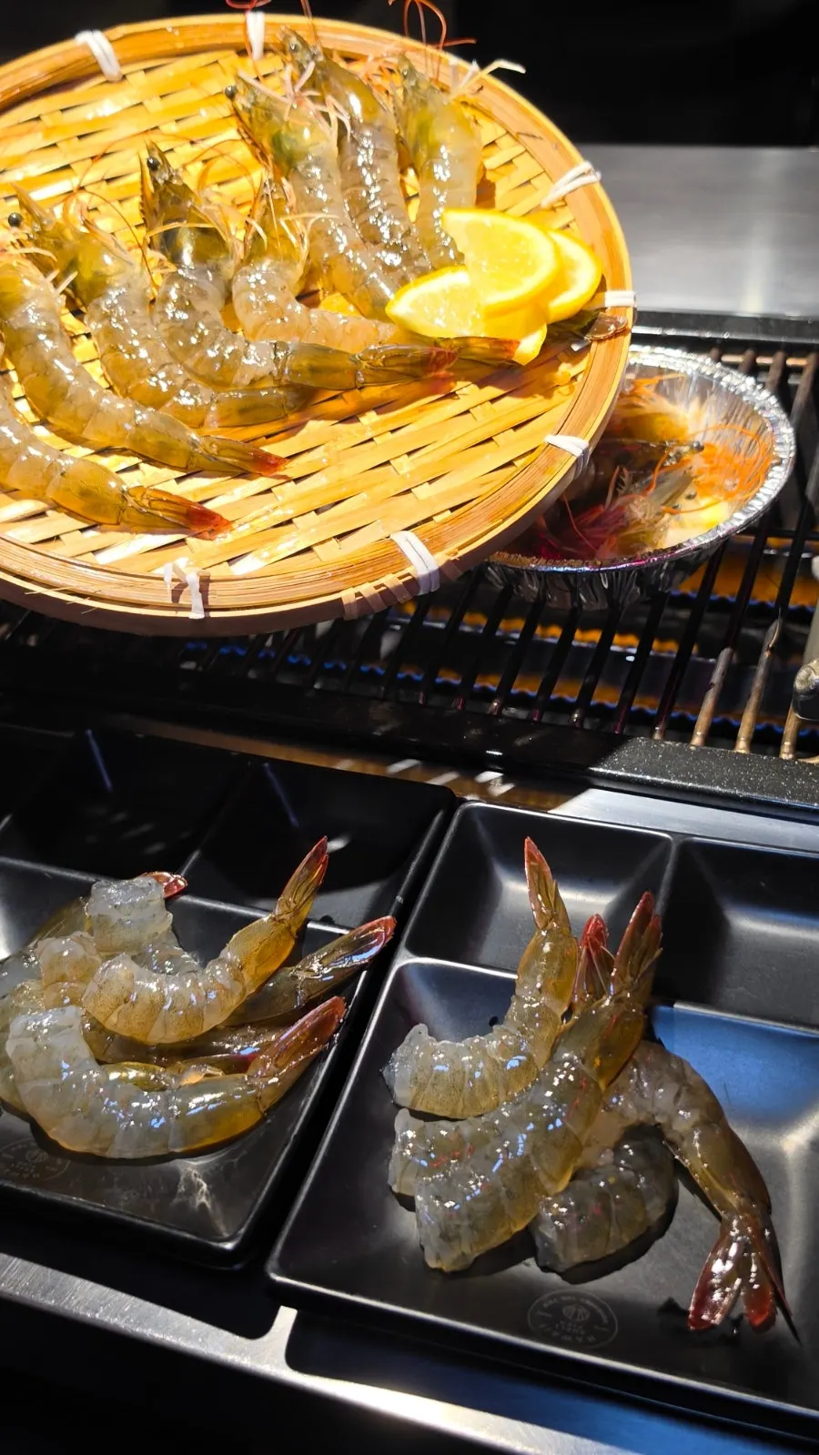 Moving live shrimp sashimi