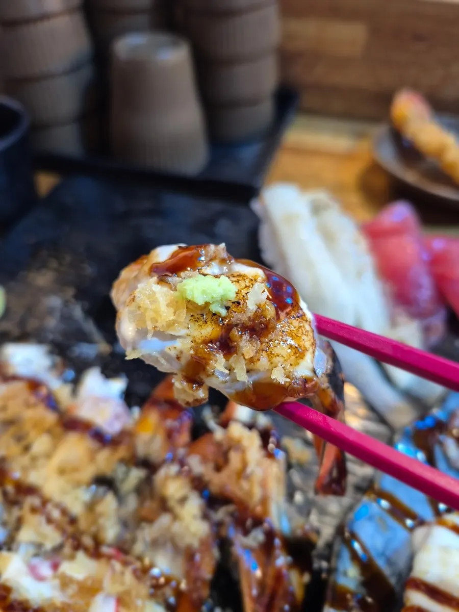 食材新鲜的长条寿司一件
