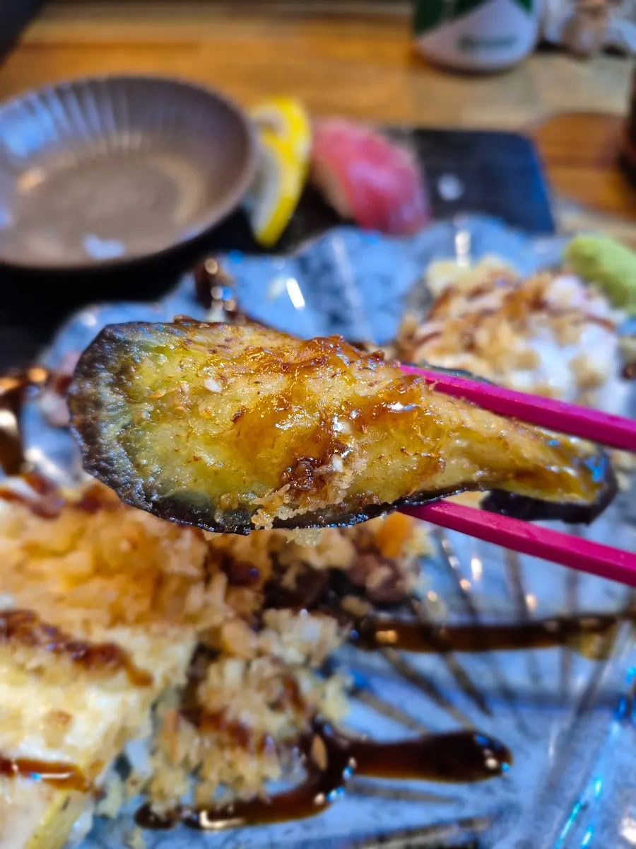 撒了蒜末的炙烤寿司特写