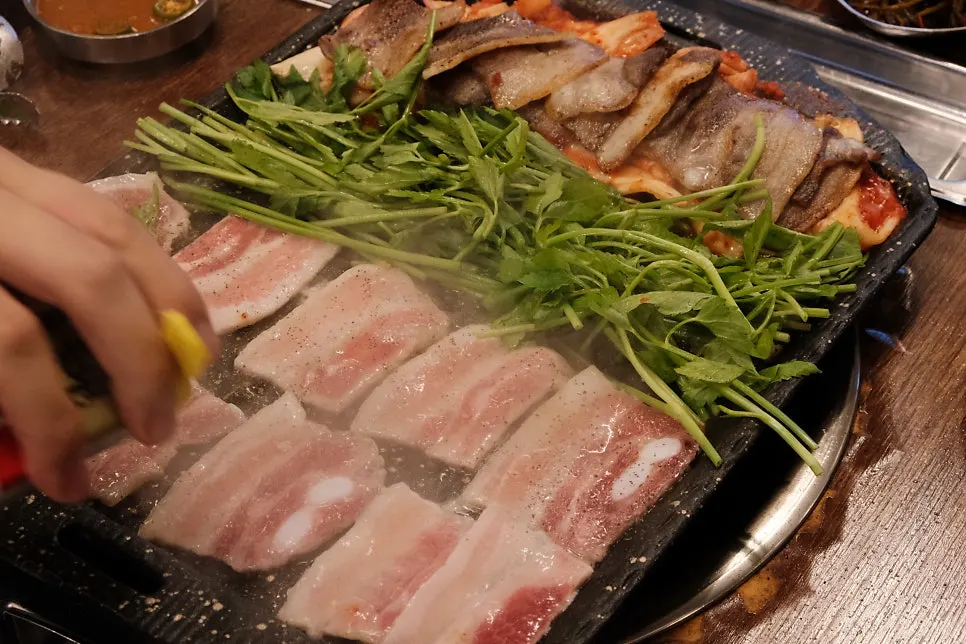 구운 냉삼과 미나리를 올린 상추쌈