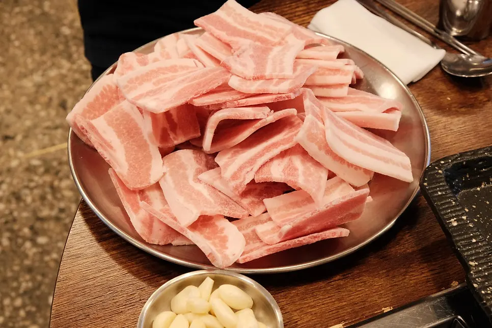 스테인리스 볼에 수북하게 담긴 냉동삼겹 200g
