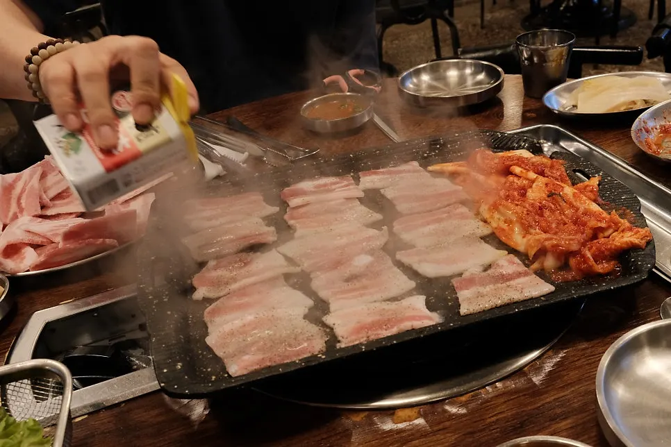 불판에서 함께 익는 냉삼과 미나리