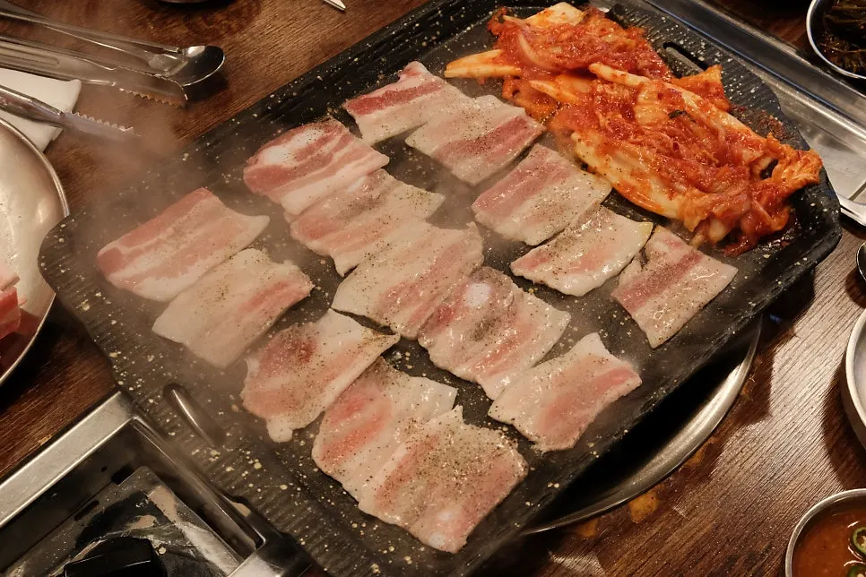 후추를 뿌려 구운 얇은 삼겹살