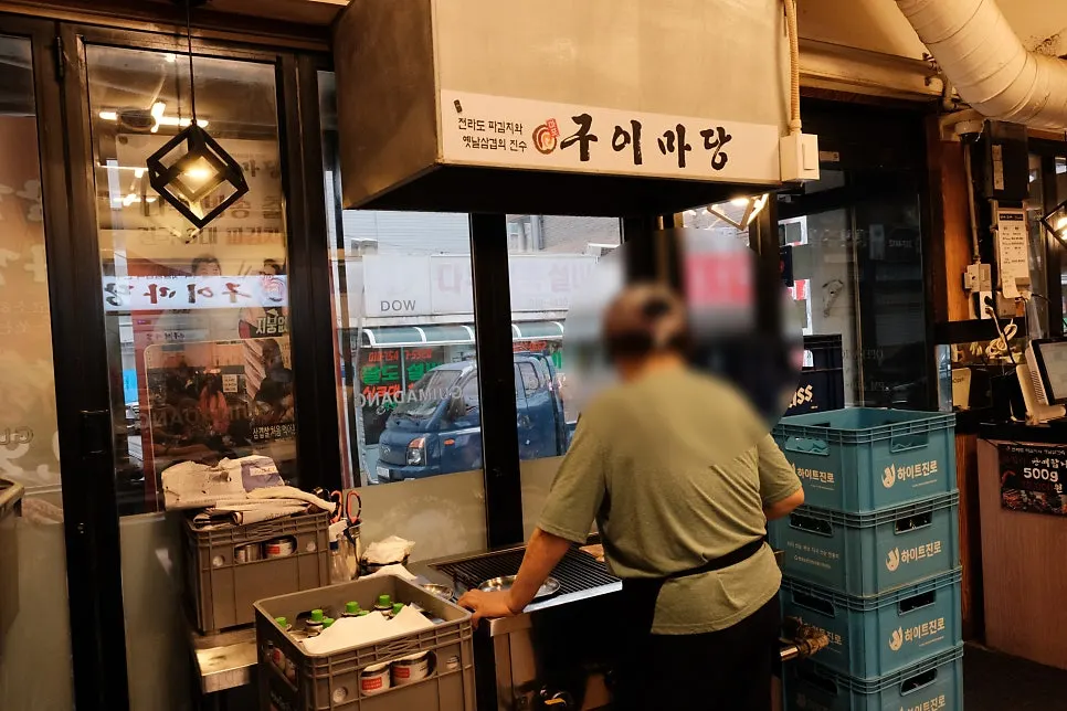 스테인리스 접시에 담긴 초벌 돼지껍데기
