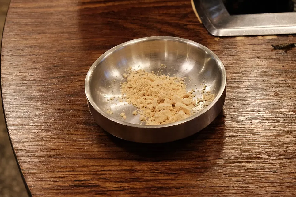 콩가루에 찍은 돼지껍데기 한 점