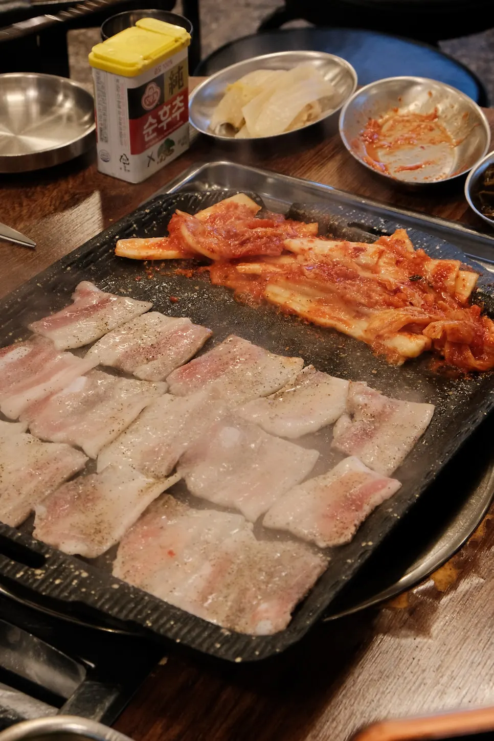 불판이 설치된 원형 테이블이 놓인 매장 내부