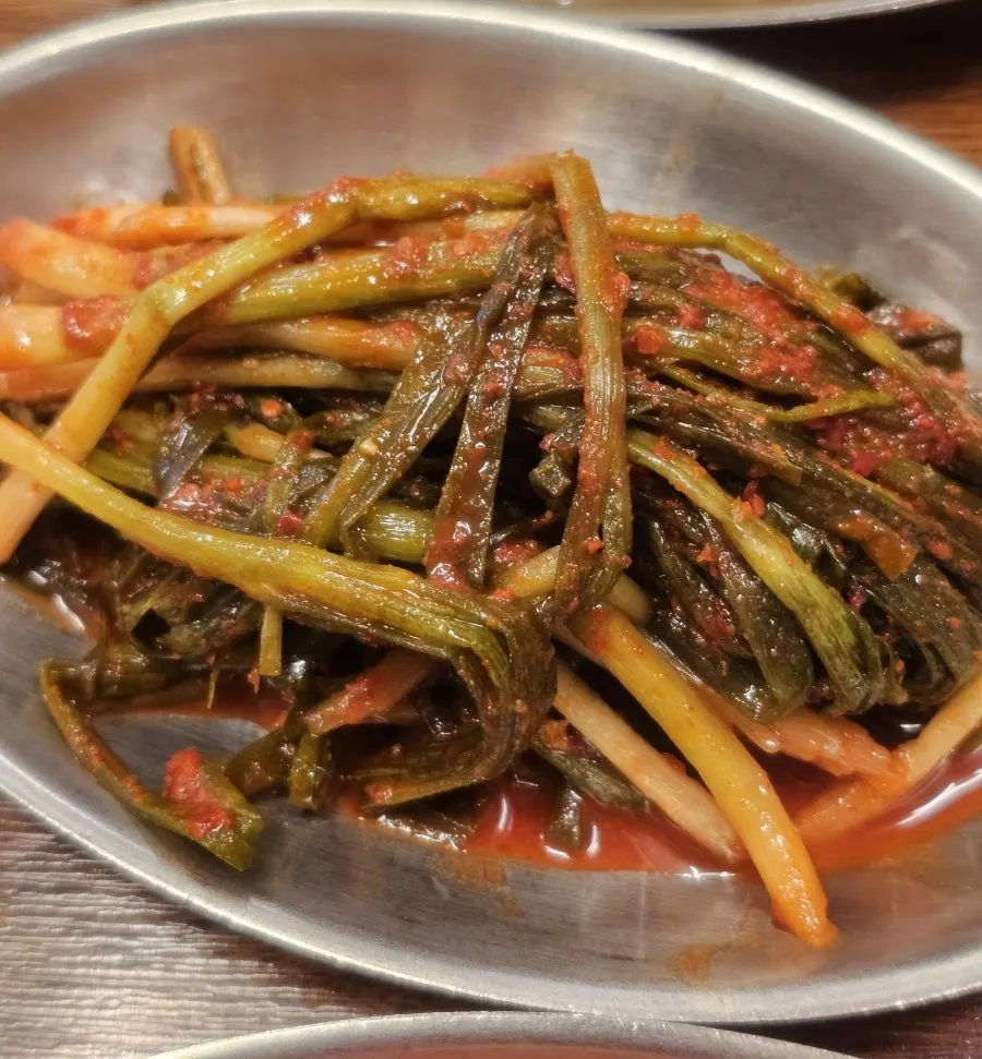 파김치와 김치가 담긴 고기 상차림