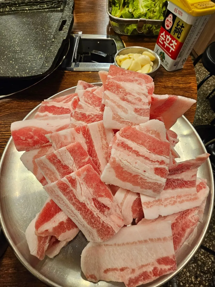 돌판에 올린 냉동삼겹살
