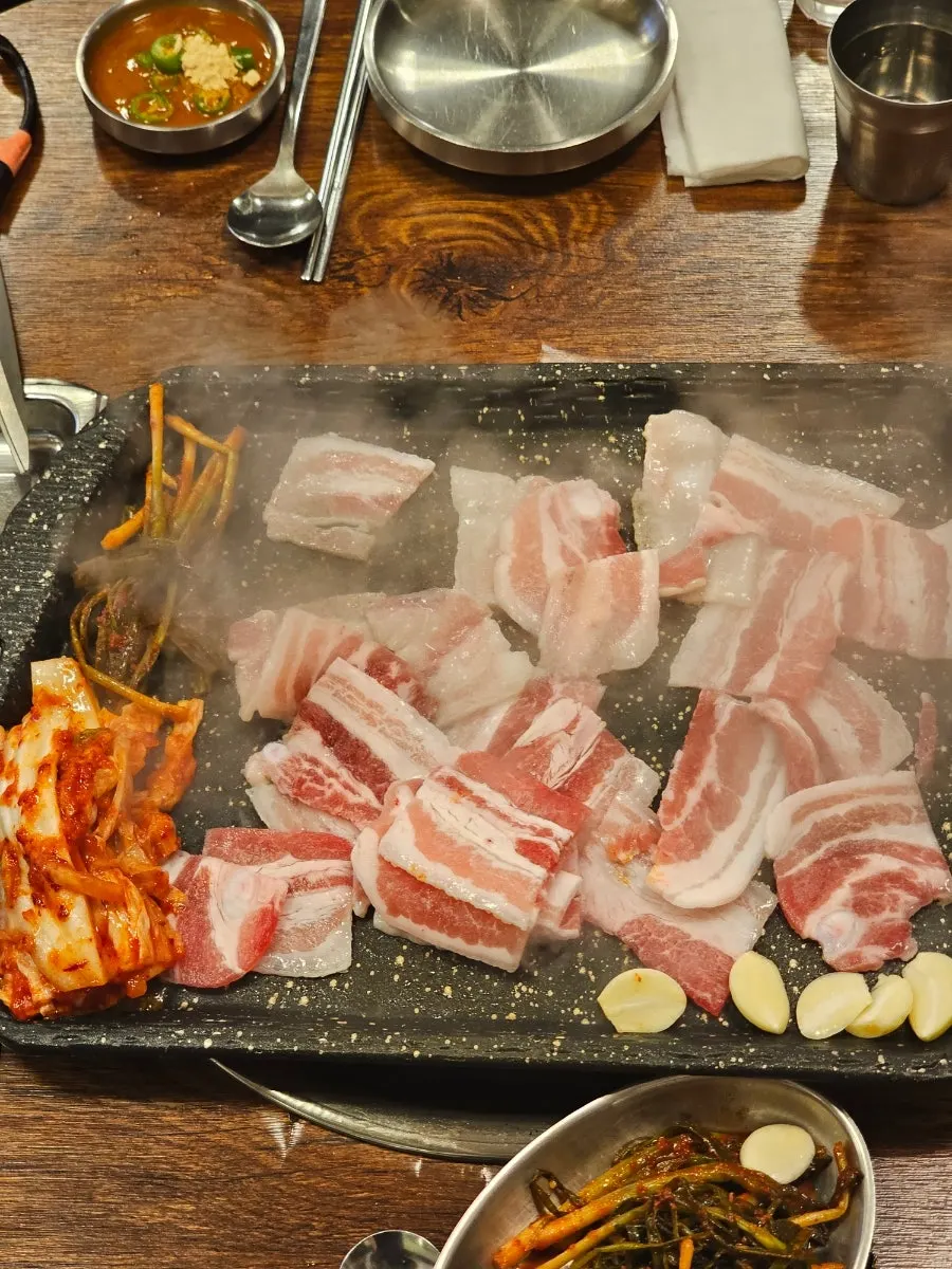 돌판 화로 위 냉동삼겹살