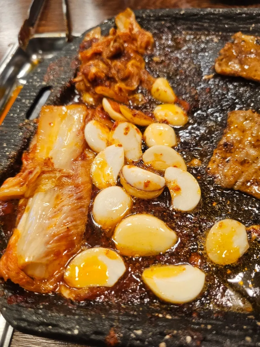 돼지기름에 굽는 통마늘과 파김치